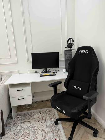 Игровое (компьютерное) кресло и стол