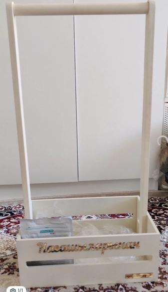 Продается вешелка детская