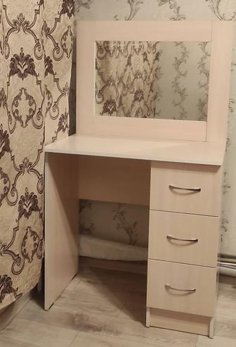 Продам туалетный столик