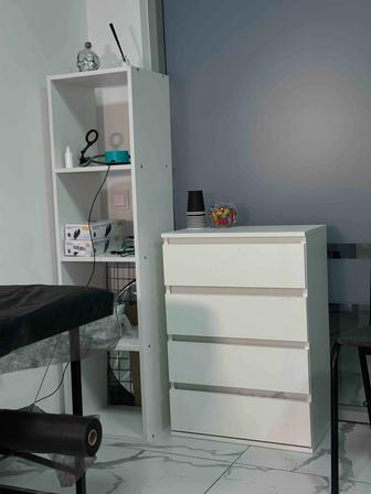 Коммод белый и полки