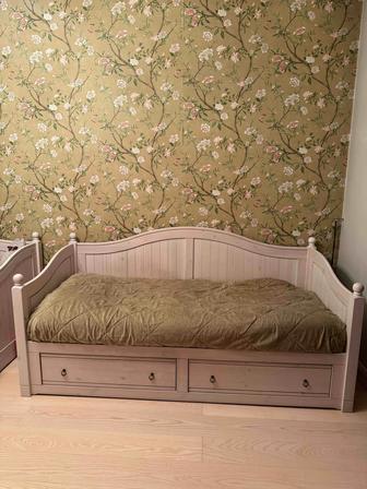 Продаю кровать (натуральное дерево) с выдвижными ящиками