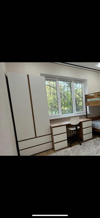 Продам стол и шкаф