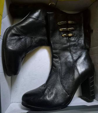 Красивые сапожки весенние,осенние, интересный каблук,сапоги на замке
