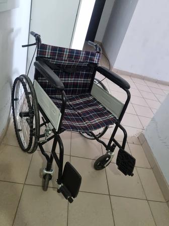 Продам кресло стул для инвалидов коляску .ходунки