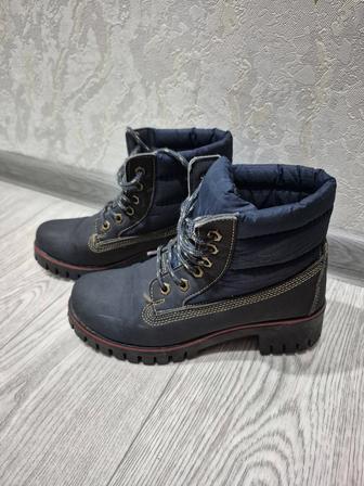 Продам женские ботинки