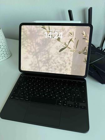 IPad 11 pro 2024 в комплекте(стилиус, клавиатура)