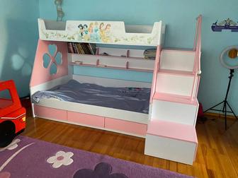 Продам двухъярусную детскую кровать для девочек
