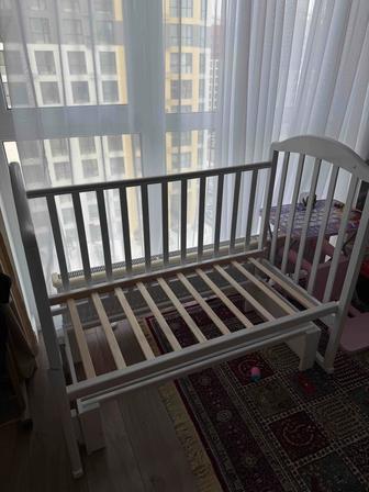 Детская кроватка белая