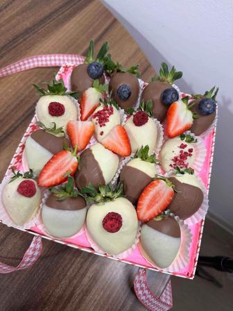 Клубника банан гранат в шоколаде