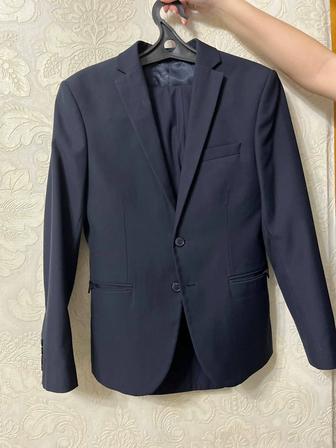 Продам пиджак с брюками, размер на мальчика 13 лет