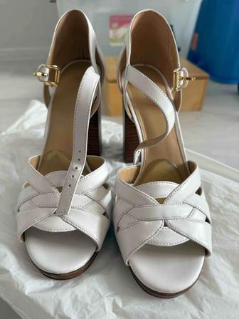 Продаю босоножки