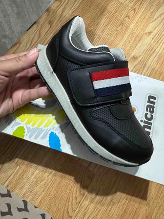 Продам кожаную кроссовки детские