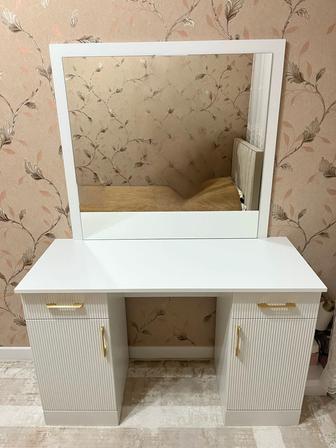Продается туалетный столик с зеркалом