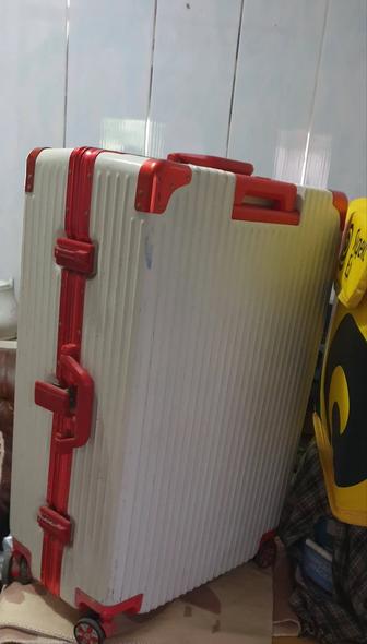 Продам чемодан. Бу. Пластик очень практичная. Высота 70 см, ширина 60 32см