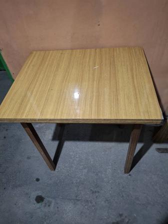 Продам раздвижной полированный стол 100см на 100см цвет коричневый в раздви