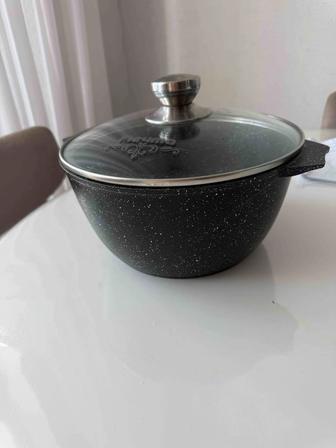 Продам кастрюлю с антипригарным покрытием 5-6 л