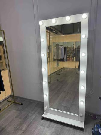 Продам зеркало с лампой передвигается легко ножки ролики