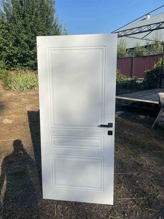 Межкомнатная дверь 200/90 см, белая, с фурнитурой