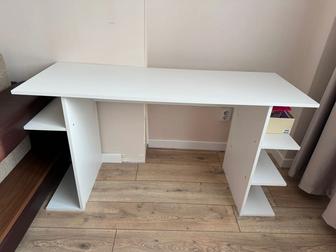 Стол и компьютерное кресло