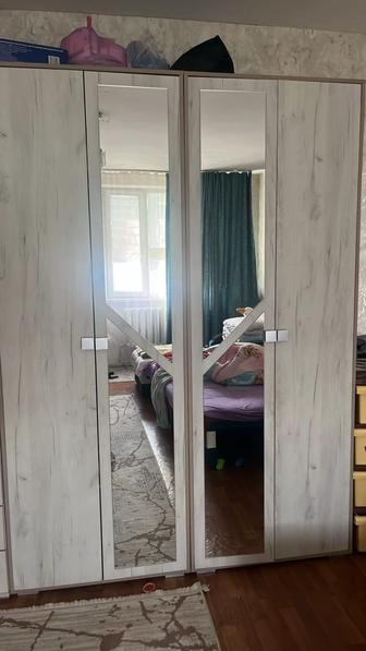 Шифоньер в отличном состоянии почти новый