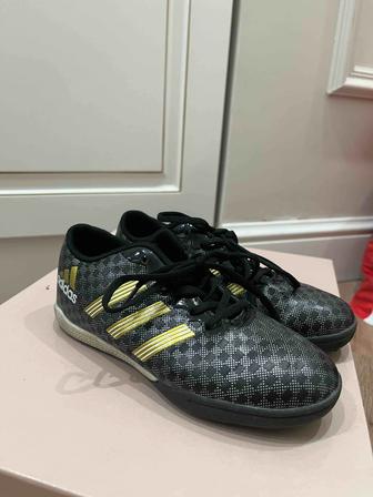 Продается детские кроссовки для футбола