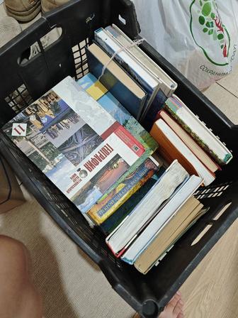Отдам книги по географии и энциклопедии даром