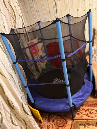 Продам батут детский ,вес до 60 кг все рабочее ,замочек (молния рабочий)