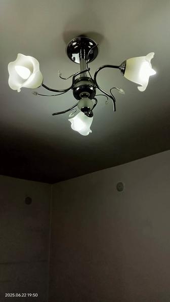 Трехрожковая люстра