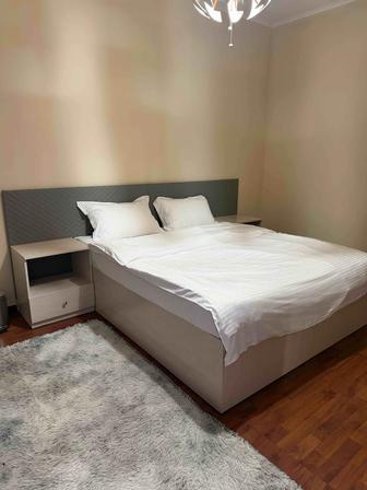 Светлый спальный гарнитур полный комплект мебели и матрас (б/у)