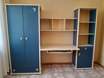 Шкаф с рабочей зоной на компьютере