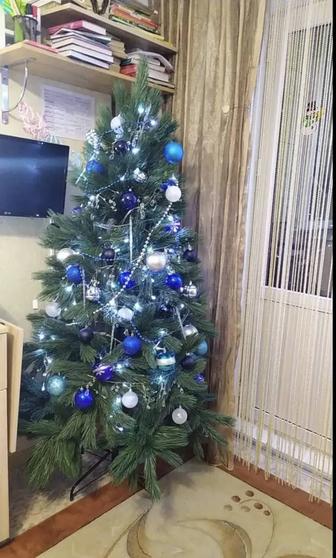 Ёлка с игрушками