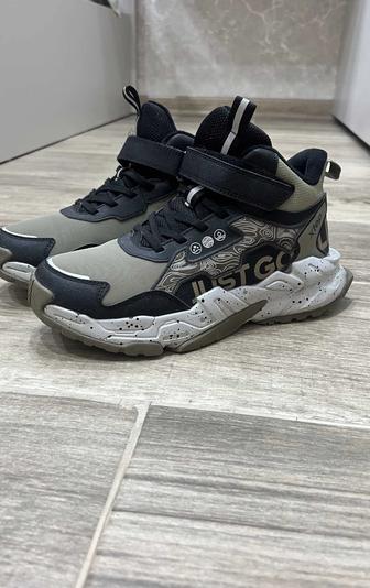 Продам демисезонные ботинки