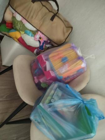 Детские игрушки и книги