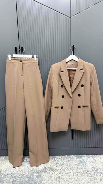 Продам брючный костюм