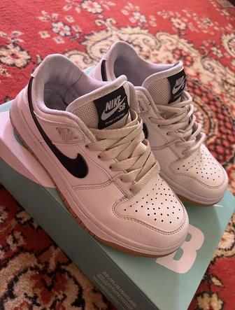 Продам кроссовки Nike