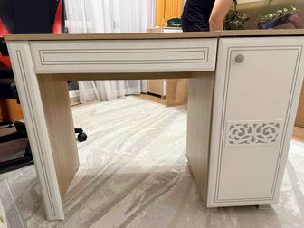 Продается туалетный столик с зеркалом