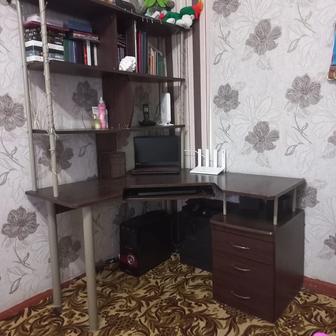 Продам компьютерный стол трех ярусный в хорошем состоянии 20000 тенге