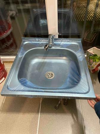 Новая кухонная мойка со смесителем