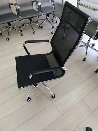 Офисное кресло черного цвета