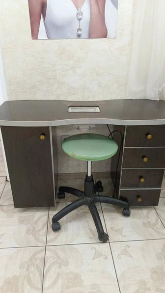 Маникюрный стол