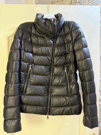 Продам женскую куртку-пуховик Moncler