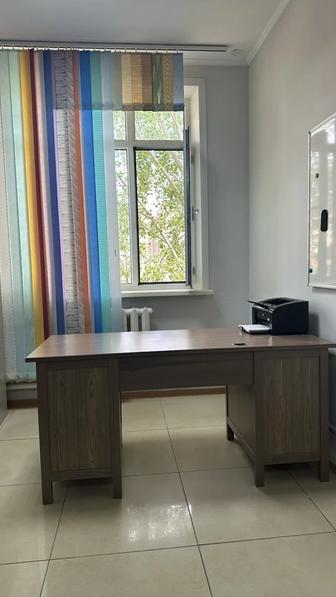 Продается офисный стол с полками