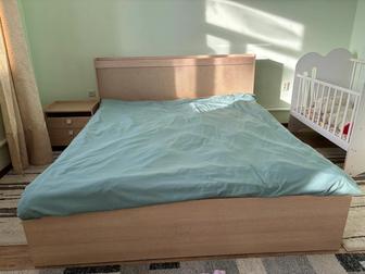 продается двухспальная кровать, 2 тумбы, пенал с зеркалом