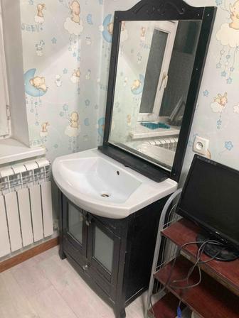 Раковина с тумбой и зеркалом