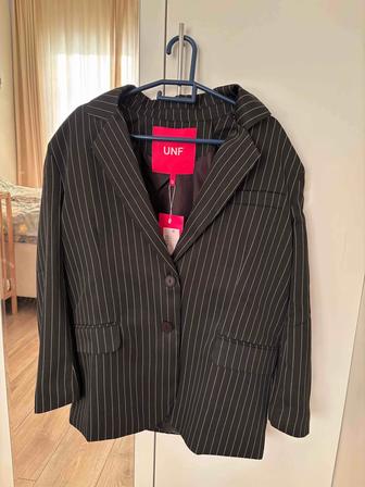 Черный пиджак в полоску