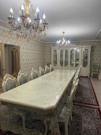Стол и стулья
