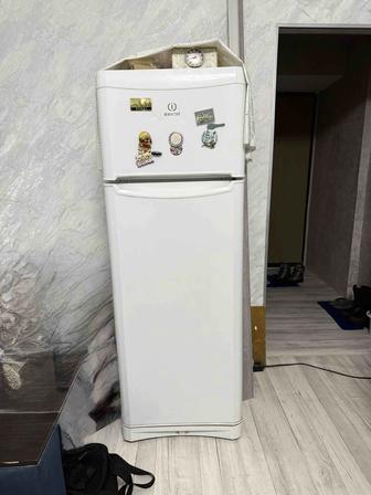 Продам холодильник Indesit