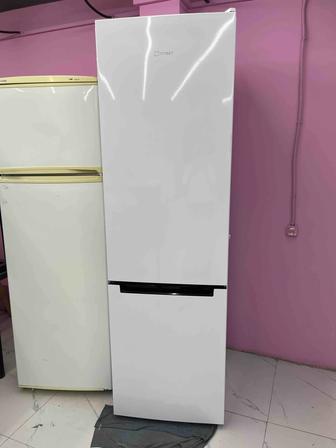 Холодильник Indesit