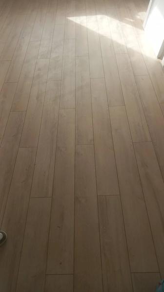 Укладка ламината, установка дверей