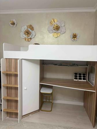 Продам детский двухуровневый кровать, со шкафом и рабочим местом и матрасом